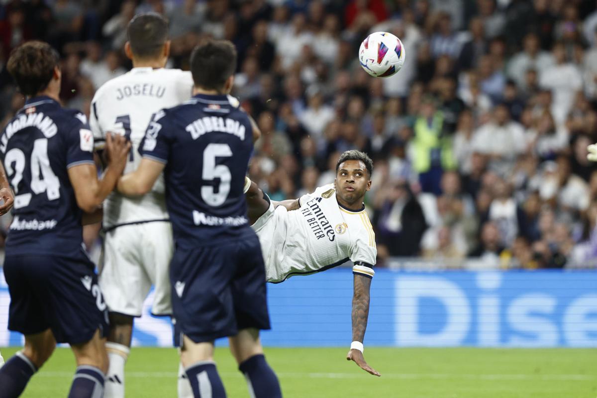 Rodrygo remata de chilena en el partido ante la Real Sociedad