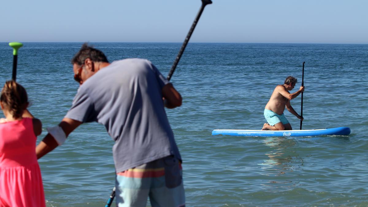 Aumenta la práctica de surf y paddel surf en las playas de Málaga