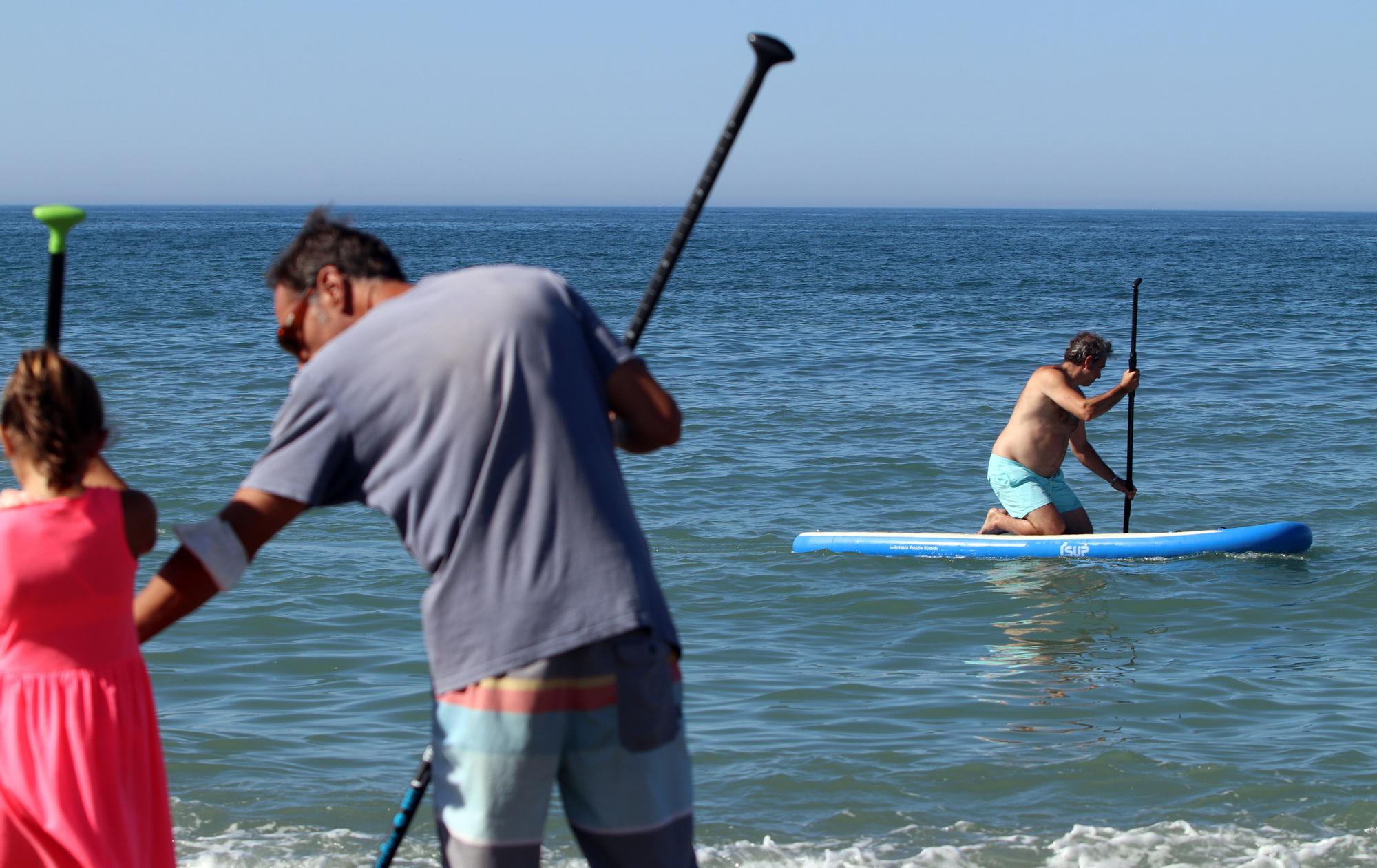 Aumenta la práctica de surf y paddel surf en las playas de Málaga