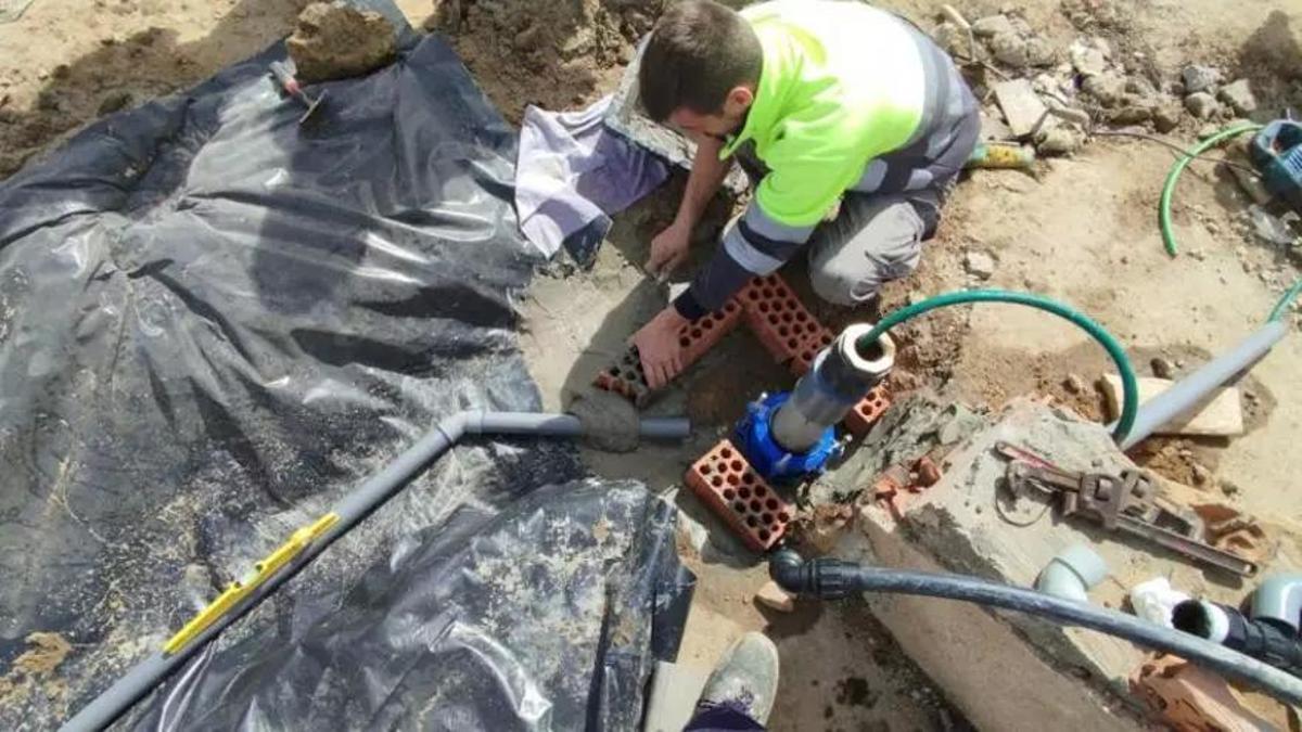 Un participante en el programa trabaja en "encauzar" el agua de la antigua fuente.