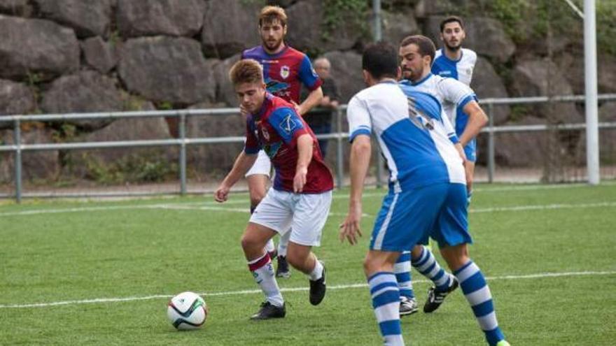 Cayarga controla un esférico ante Pablo Suárez y Álvaro Pozo en el encuentro frente al Tuilla.