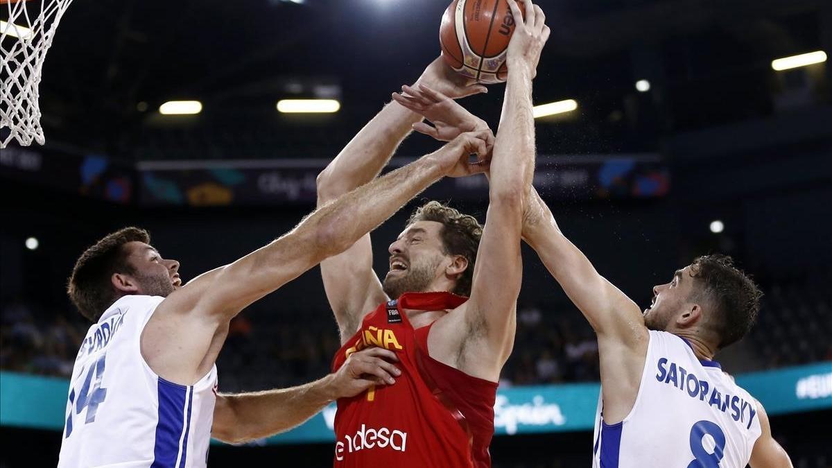 Pau Gasol se hace espacio dentro de la zona ante Svrdlik y Satoransky