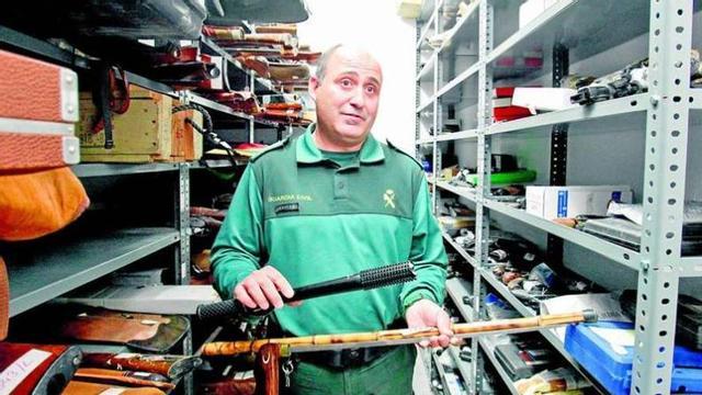 Más vale espada en casa que navaja en la calle