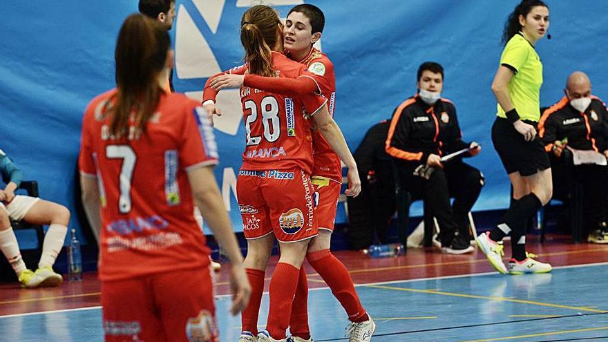 Las rojillas celebrando un gol ante el Viaxes. | // RAFA VÁZQUEZ