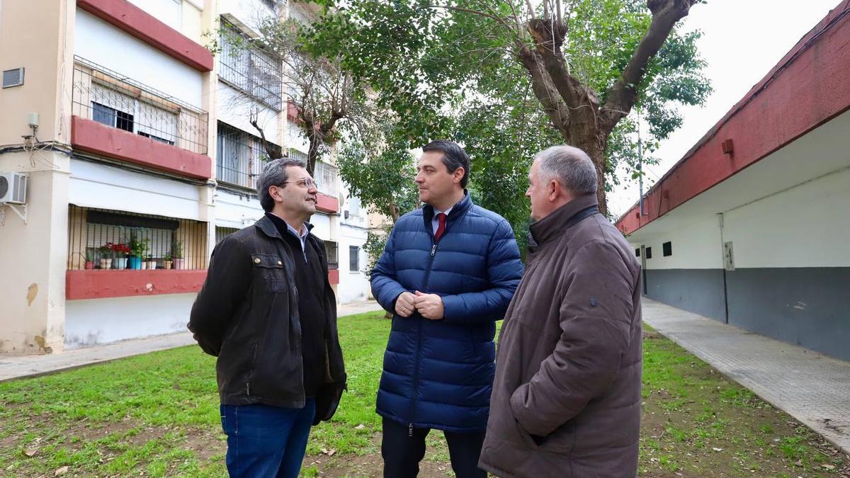 Juan Andrés de Gracia, José María Bellido y Antonio Toledano, hoy en San José Obrero, una zona privada de uso público.