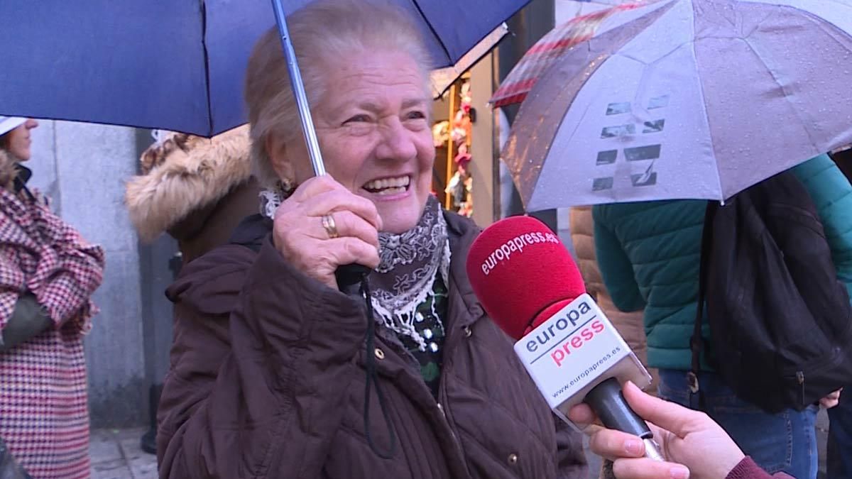 Algunos clientes de la Administración de Loterías Doña Manolita de Madrid hablan sobre la Lotería de Navidad.