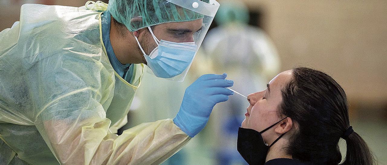 Un sanitario realiza un test a una joven en Sarria (Lugo)