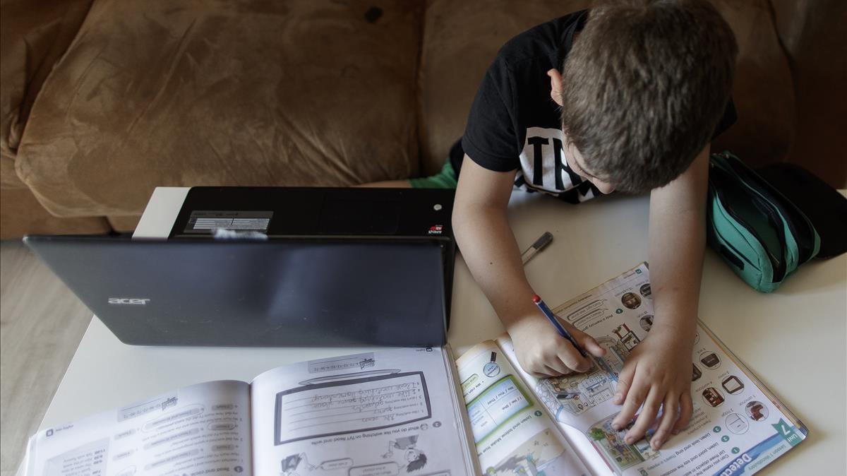 Un alumno de primaria hace los deberes, durante las semanas de confinamiento