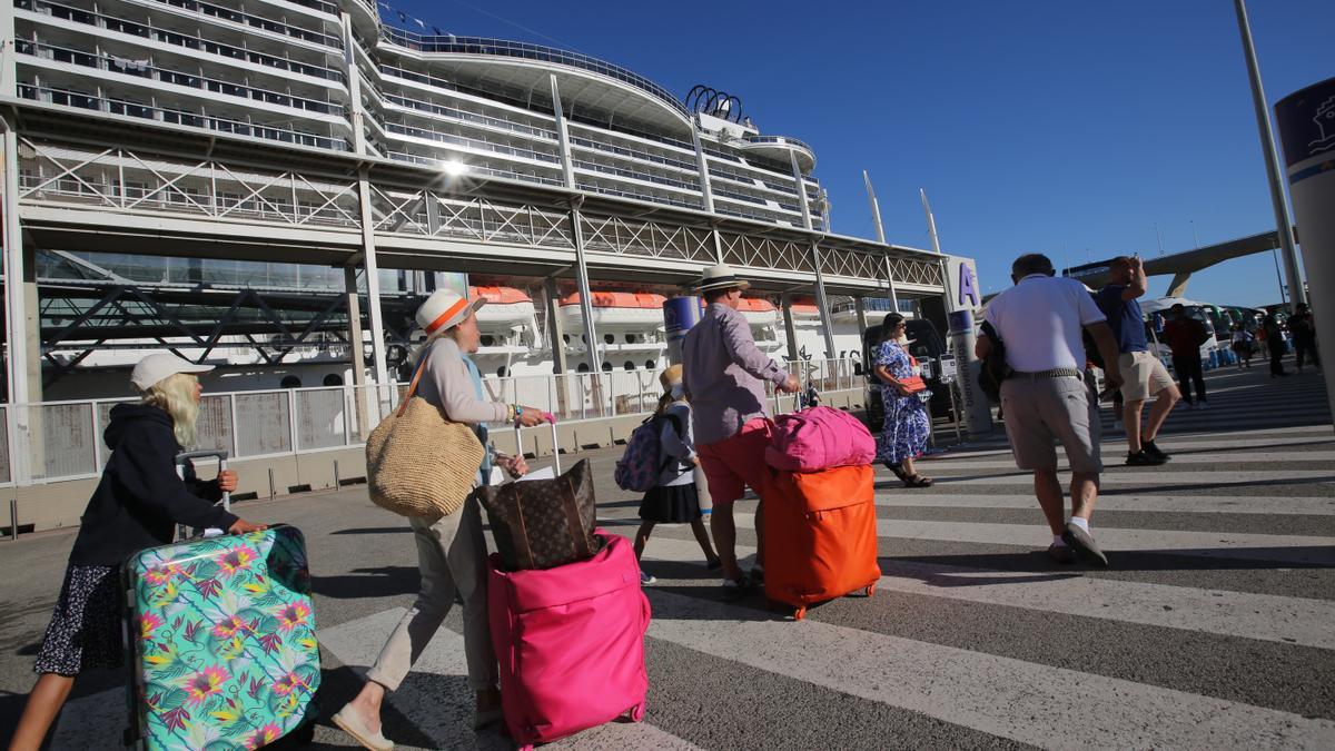 Cruceristas dejando un barco, tras finalizar ruta en Barcelona.