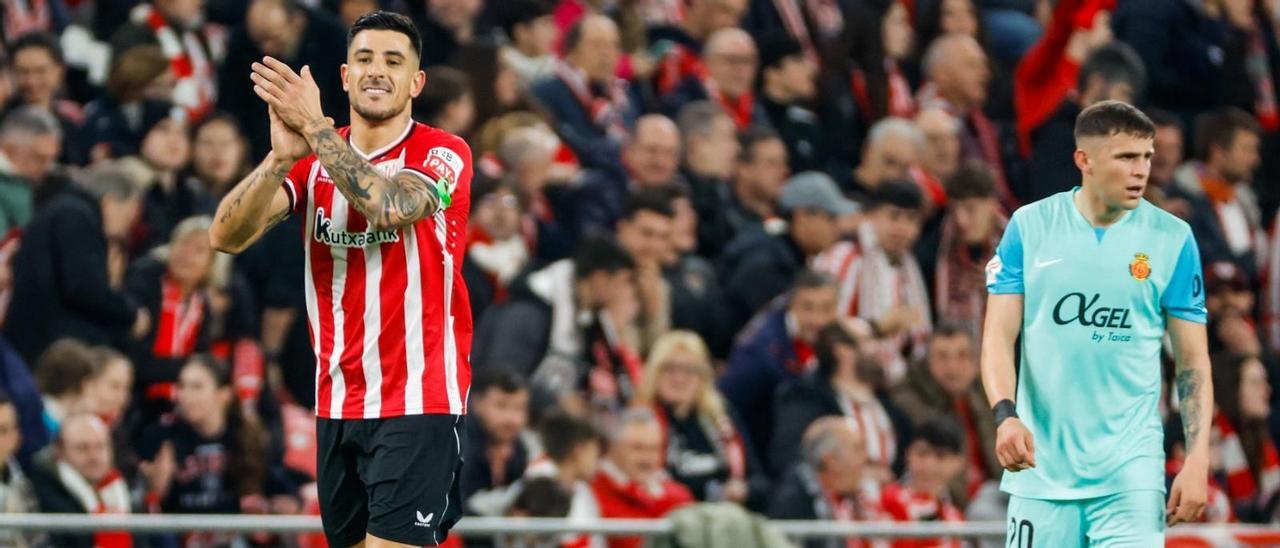 yuri Berchiche autor de los dos primeros goles, saluda a su afición