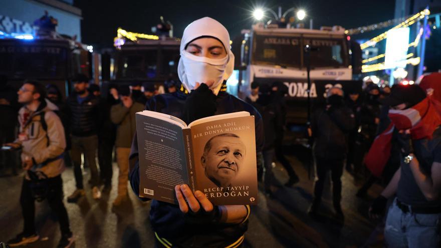 La asamblea municipal de Estambul elige un nuevo alcalde opositor mientras las protestas continúan