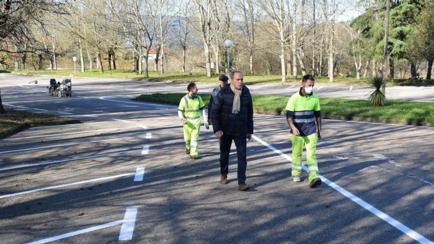 Agustín Reguera revisa uno de los aparcamientos recién pintados. // FdV