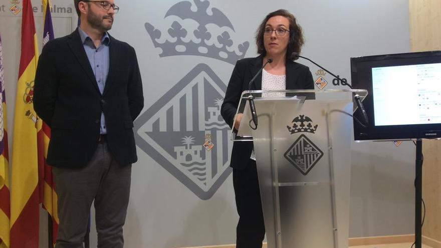 La concejala Joana Maríia Adrover y el alcalde de Palma, José Hila, en la presentación de la nueva edición de la Feria de la Ocupación.