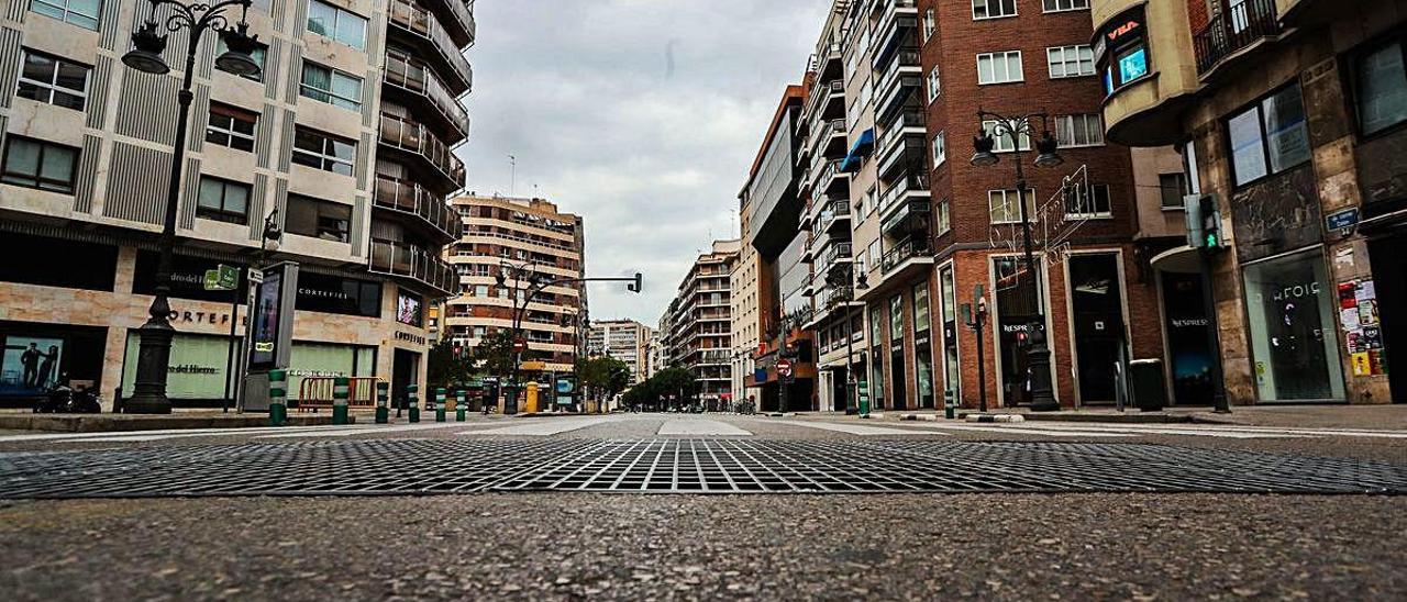 Calle de Colón de València con las tiendas cerradas y sin peatones durante el confinamiento.