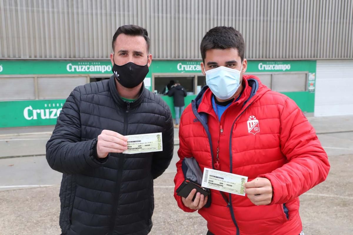 Colas en el estadio de El Arcángel para retirar las entradas del Córdoba CF-Getafe