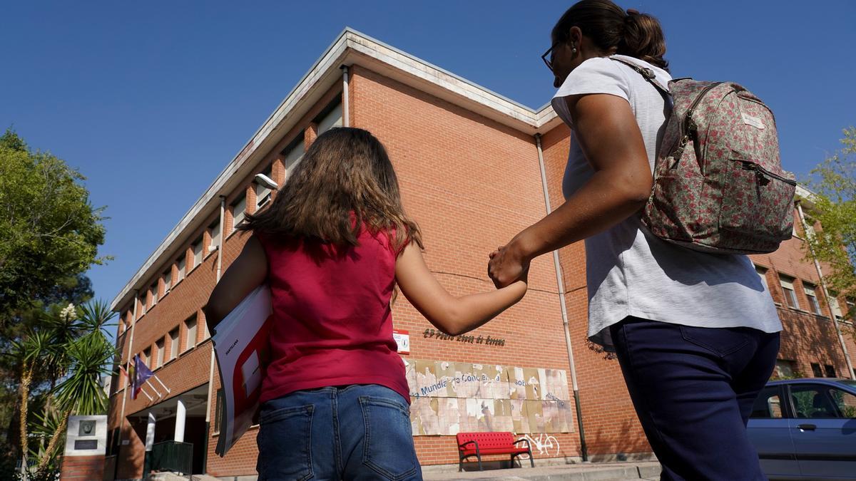Una madre lleva a su niña a la escuela en Madrid.