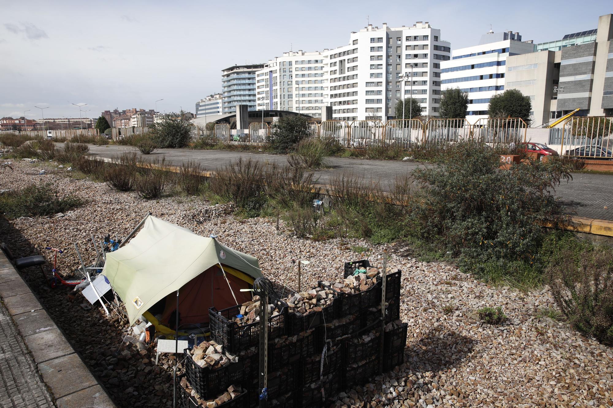 La situación del "solarón", suciedad y personas acampadas