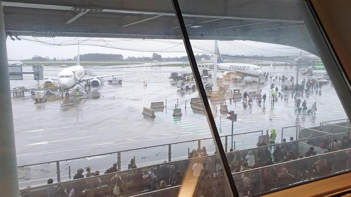 Foto de archivo en un día de mal tiempo en el aeropuerto de Oporto.