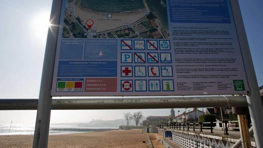 El panel con faltas de ortografía, aún sin retirar, en la playa de Luanco.