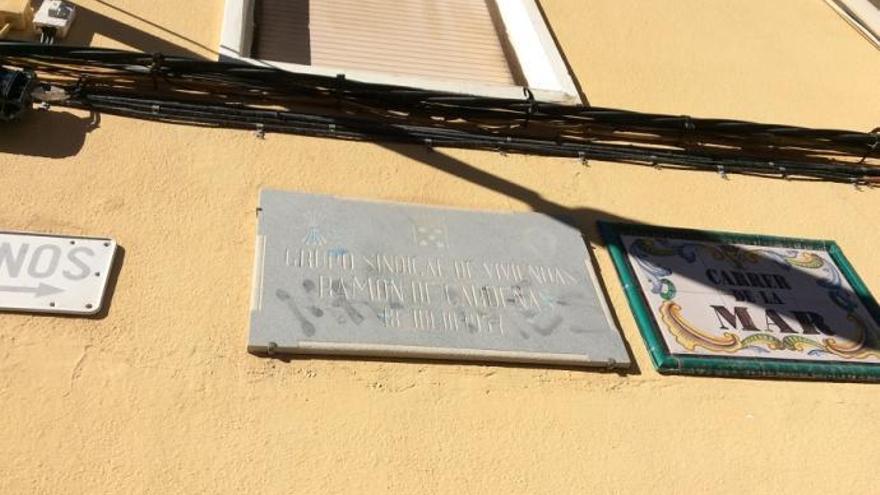 La calle La Mar de Dénia mantiene una placa falangista