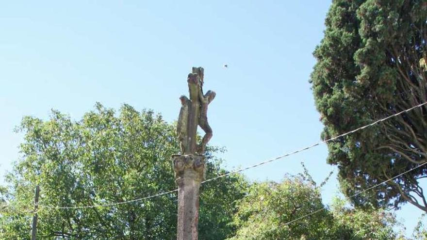 El alcalde de barrio de Lalín de Arriba y Casares observan la pieza.