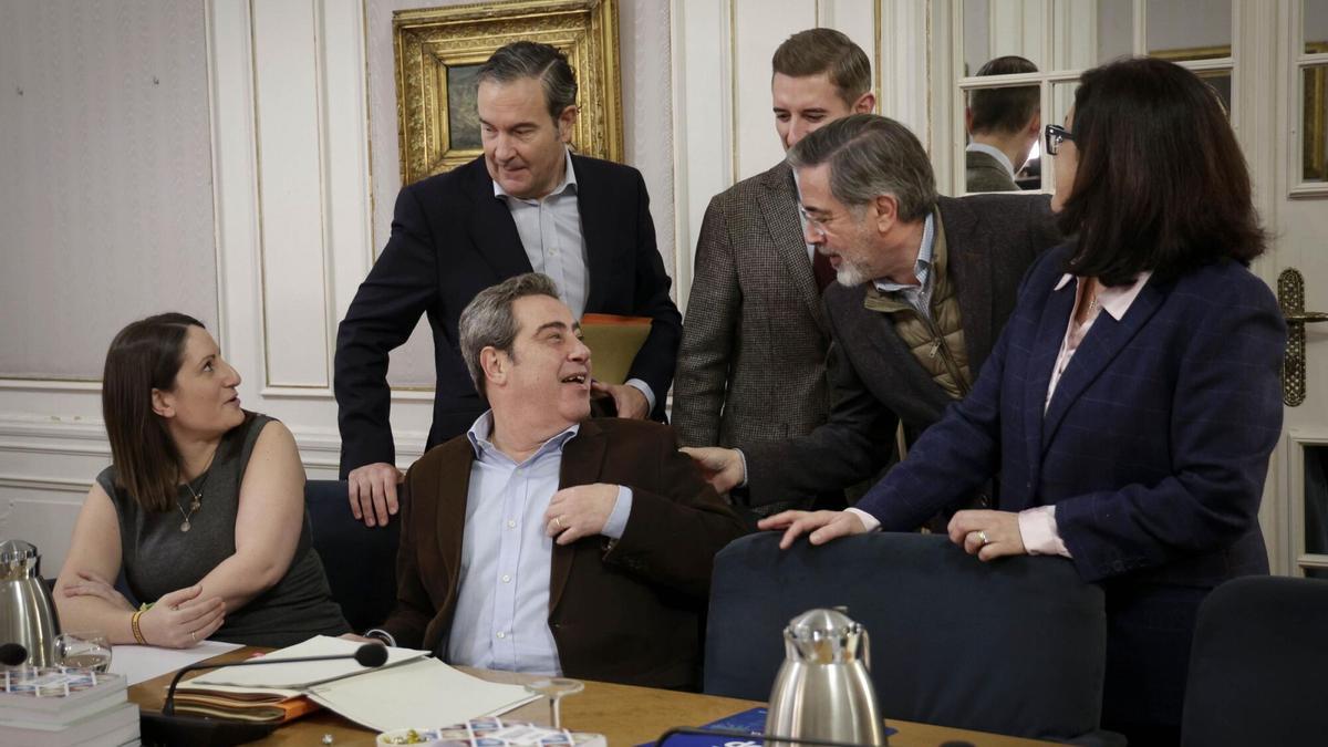 Los portavoces de PP y Vox hablan durante la junta de síndics, este martes en las Cortes. 10.12.25, València. Reunió de la Junta de Síndics. (Foto: José Cuéllar/Corts Valencianes)