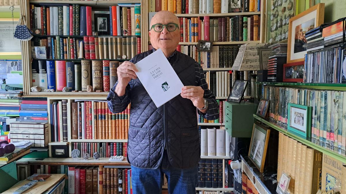 Carlos Ismael Álvarez, en su biblioteca, con un ejemplar de su colección de cuentos 'La Casa de los Priego y otros relatos'