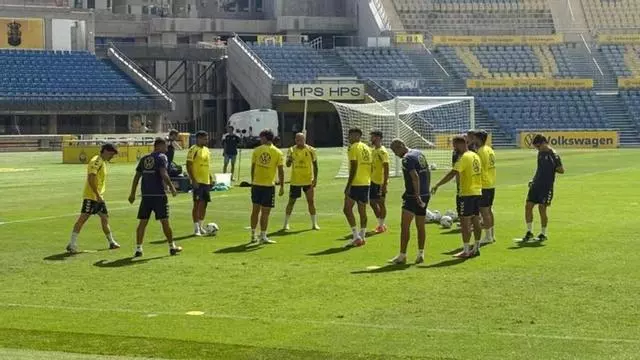 Aficionados presencian el entrenamiento de la UD Las Palmas en el Estadio de Gran Canaria