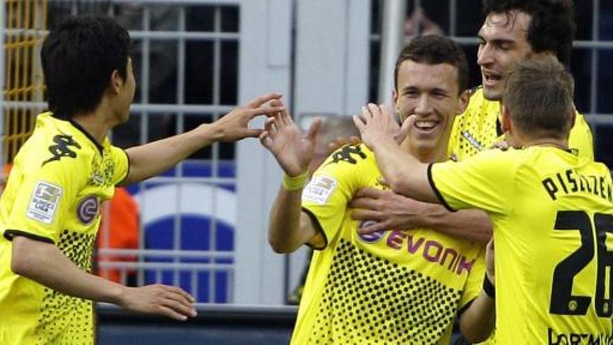 El jugador del Borussia Ivan Perisic celebra su gol con sus compañeros Kagawa y Pisczek.