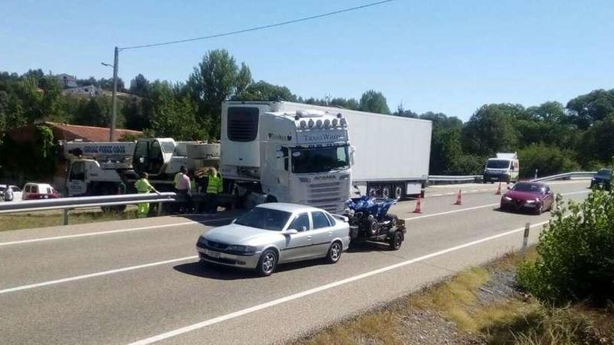 La cabeza tractora del camión invadiendo parte de la calzada en Sejas de Aliste.