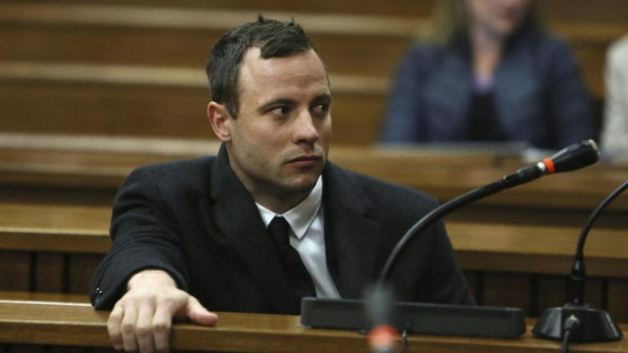 Pistorius, acusado de declarar dos versiones contradictorias