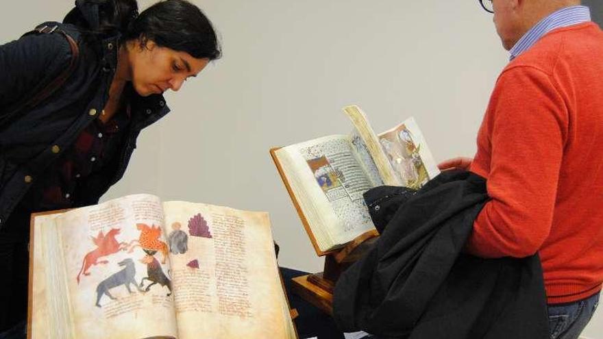 Dos visitantes consultan &quot;El Beato de Liébana&quot; y el &quot;Libro de las horas&quot; en la muestra.