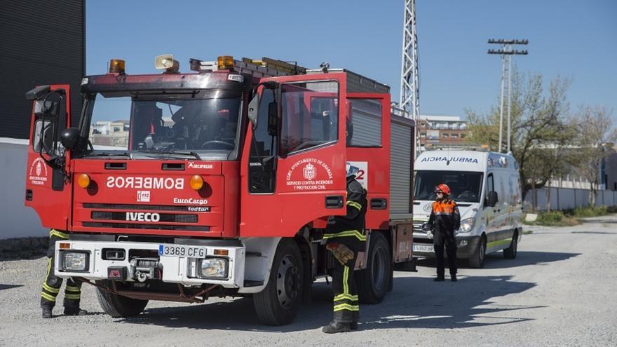 Efectivos de bomberos y sanitarios de Granada.