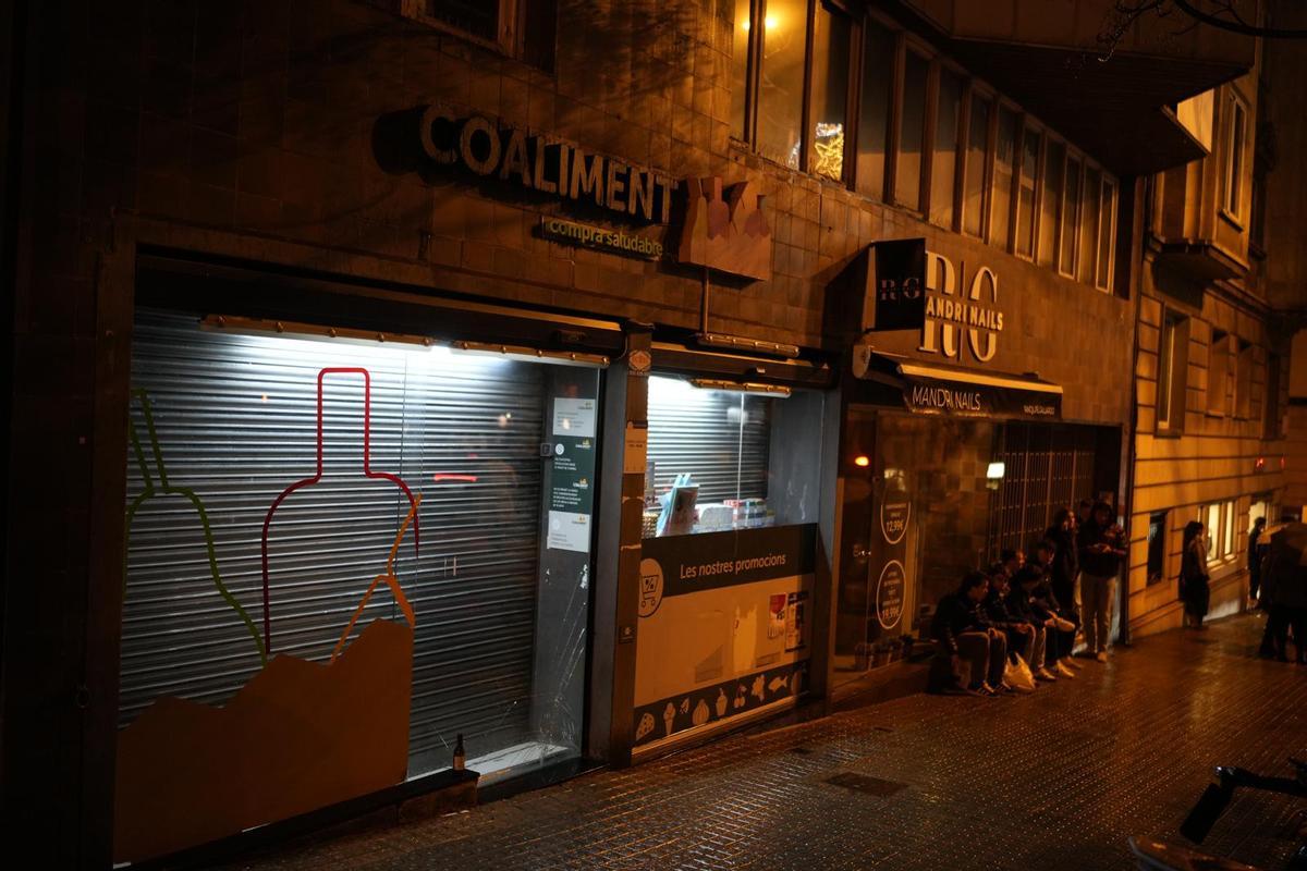 Uno de los supermercados 24 horas obligado a cerrar por el botellón de la calle Mandri