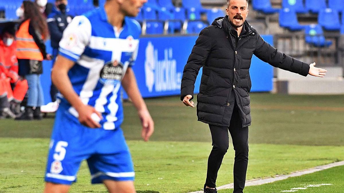 Rubén de la Barrera da instrucciones en la banda, el domingo contra el Pontevedra. |  // VÍCTOR ECHAVE