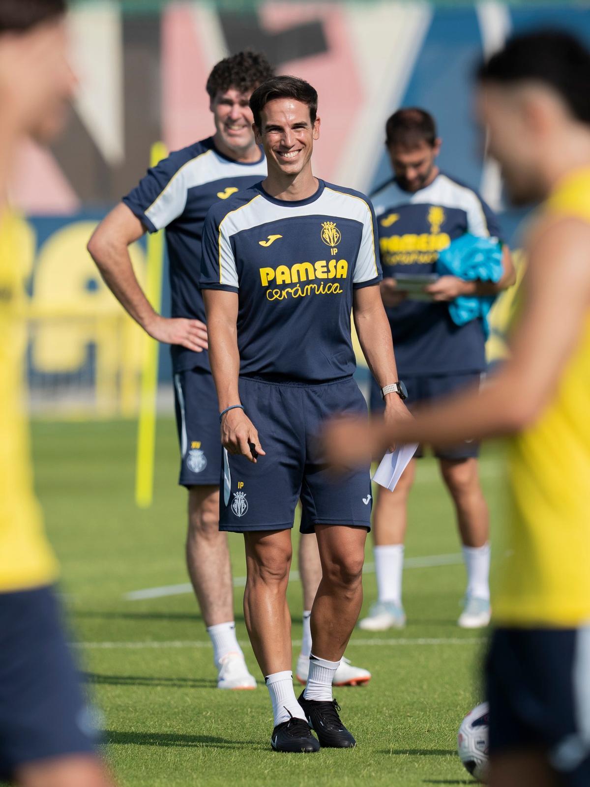 Xavi Valero, en segundo plano, detrás de Iñigo Pérez en el primer día de la pretemporada.