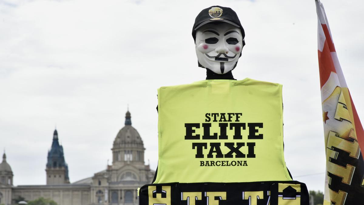 Archivo - Una careta con un chaleco de Élite Taxi durante una marcha lenta convocada por la entidad.