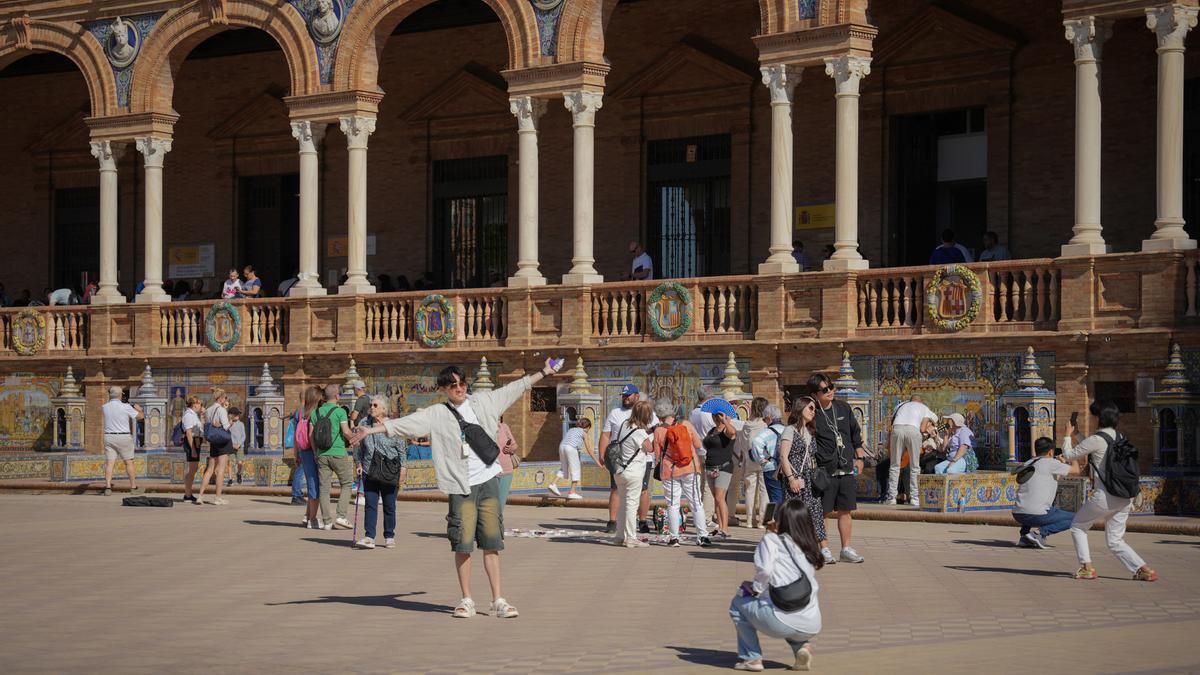 Archivo - Turistas en la Plaza de España. Imagen de archivo.