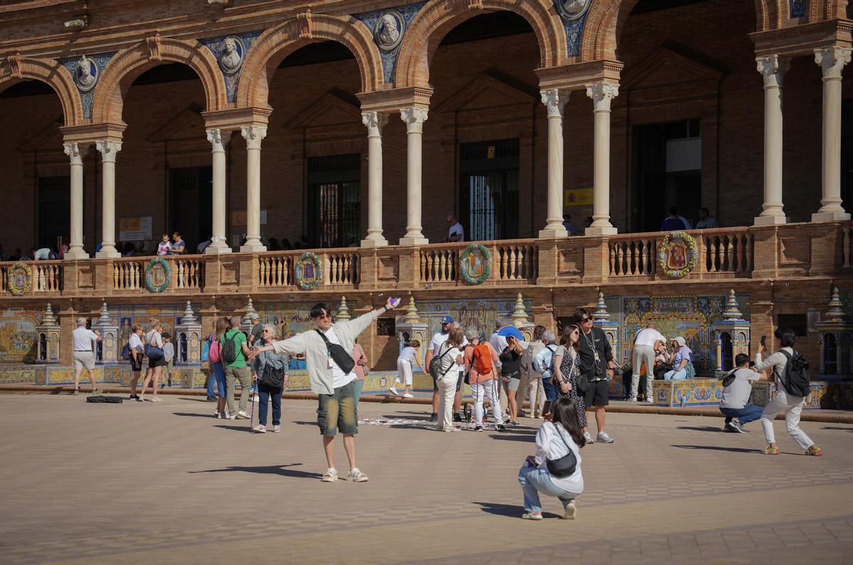 Archivo - Turistas en la Plaza de España. Imagen de archivo.