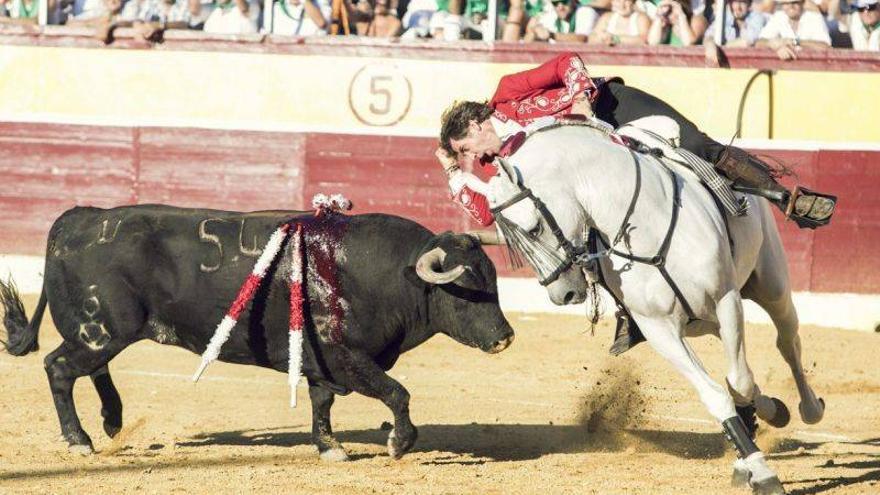 Hermoso de Mendoza y El Juli, a hombros en la segunda de feria