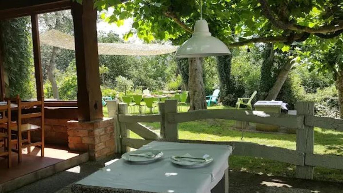 Una mesa del local con vistas a la terraza