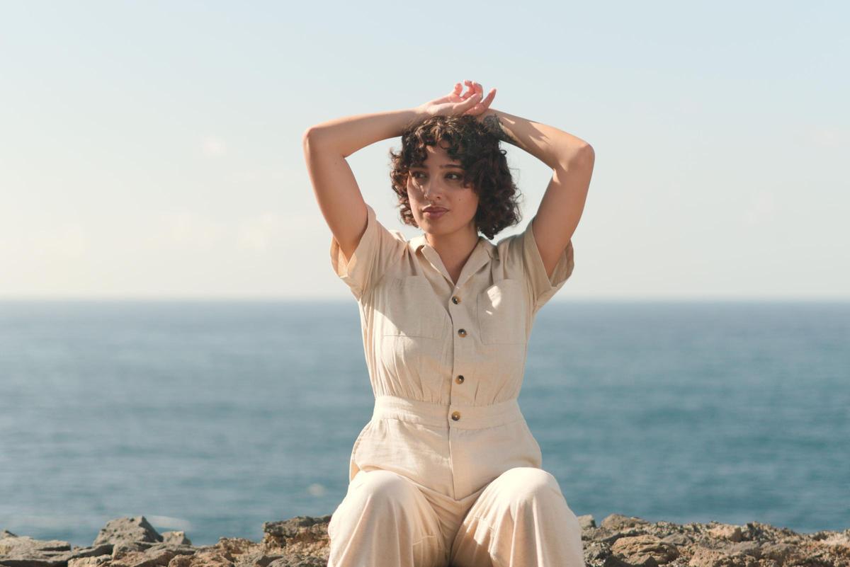Salomé Moreno presenta “La Paz”, tercer adelanto de Castillos en la Arena, y anuncia la fecha de estreno de su nuevo disco. Salomé Moreno presenta “La Paz”, tercer adelanto de Castillos en la Arena, y anuncia la fecha de estreno de su nuevo disco.