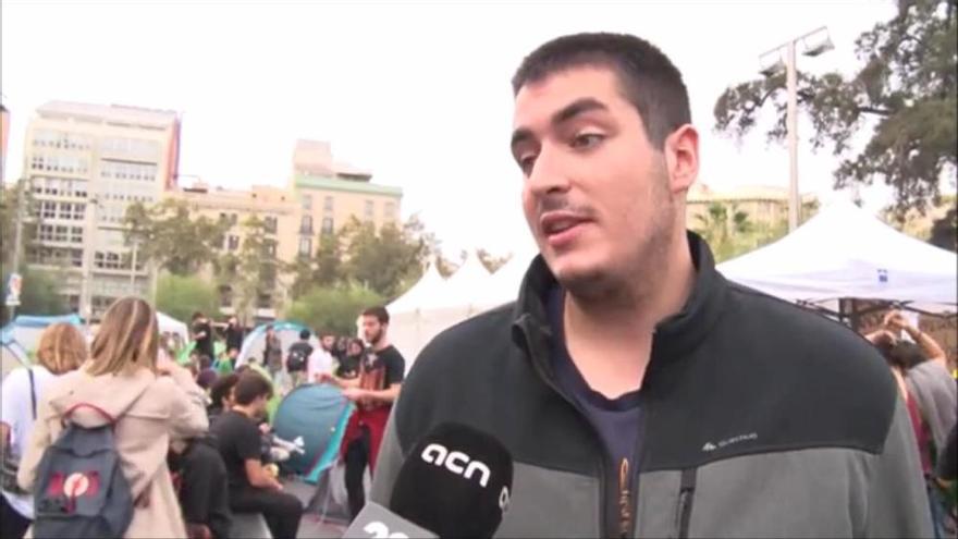 L'acampada d'estudiants s'estén fins a la calçada de la plaça d'Universitat de Barcelona