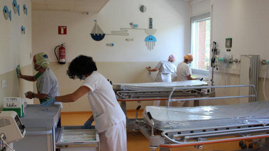 Diversos treballadors de l&#039;hospital Josep Trueta netejant les plantes de pediatria