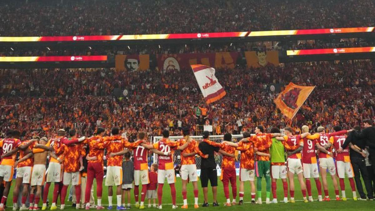 El Galatasaray celebrando con su afición la victoria en el derbi ante el Fenerbahçe