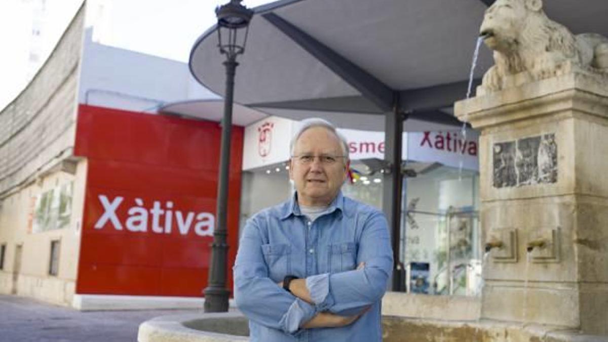 José Ramón Cerdà, autor de «Rebost de la memòria», día atrás junto a la Font del Lleó de Xàtiva.