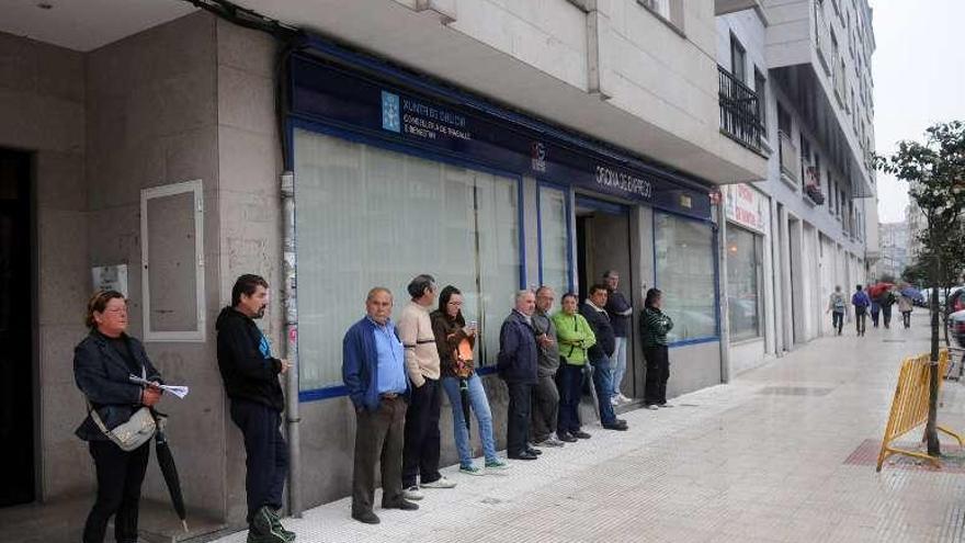 Cola de personas en una oficina de empleo.