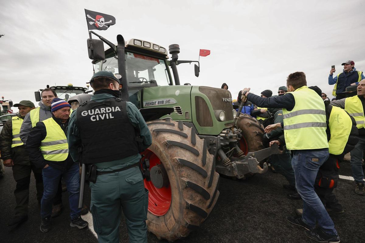 Situación tensa entre agricultores y Guardia Civil en el acceso a Pamplona
