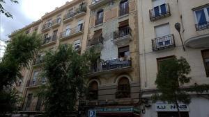 Fachada de un edificio en la calle Altamiro de Madrid en proceso de rehabilitación.