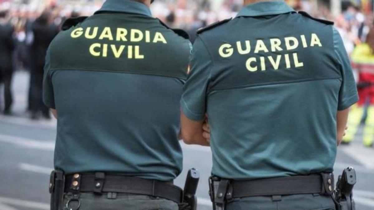 La Guardia Civil ha detenido en Bizkaia a 18 personas acusadas de estafar a más de 100 personas en España.
